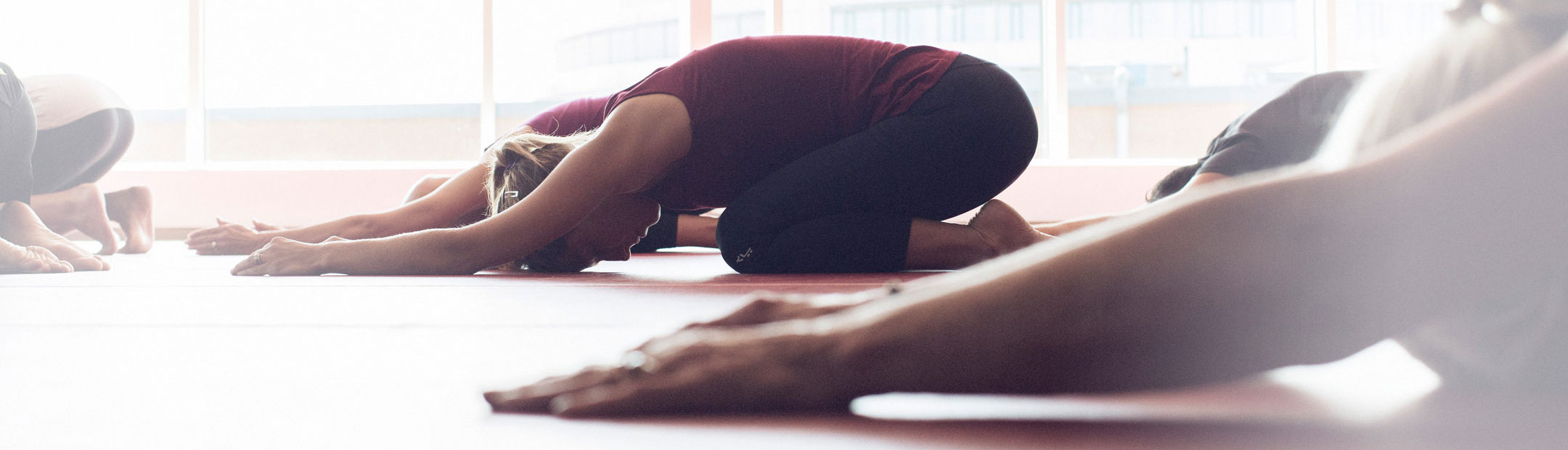 En grupp som tränar Yoga