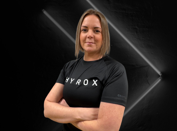 Porträtt av HYROX-ledare mot svart bakgrund